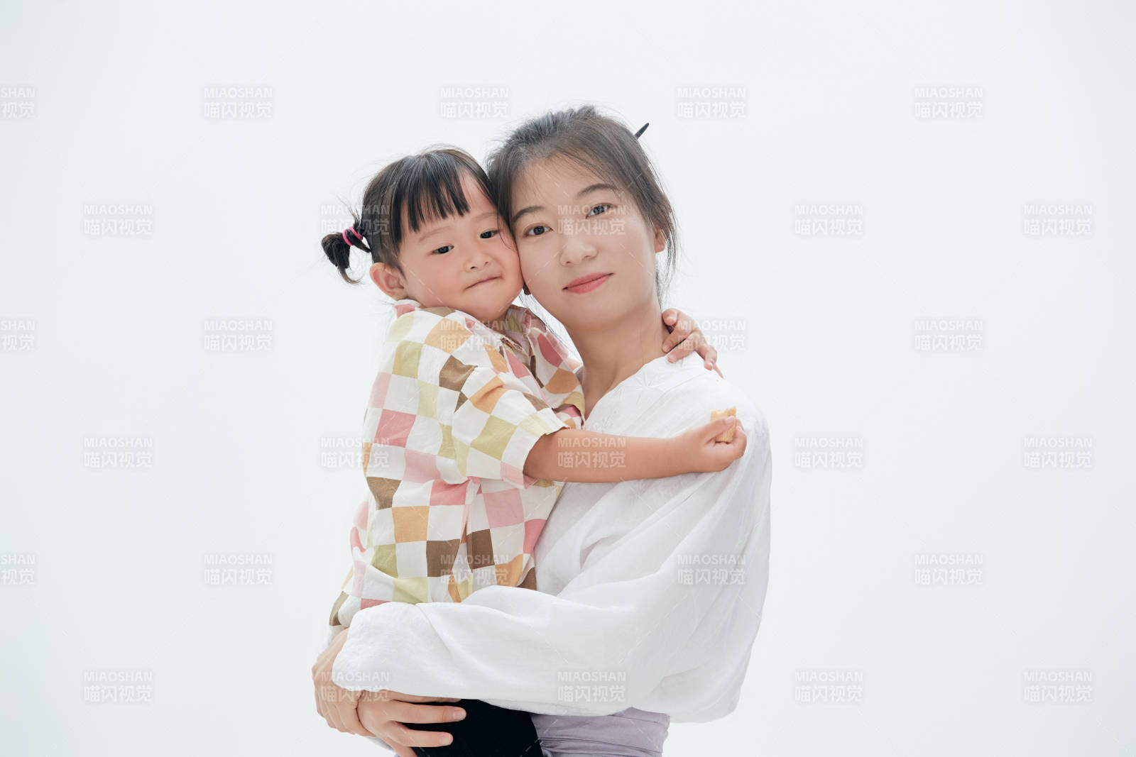 白色背景下的媽媽與可愛女兒親子人像