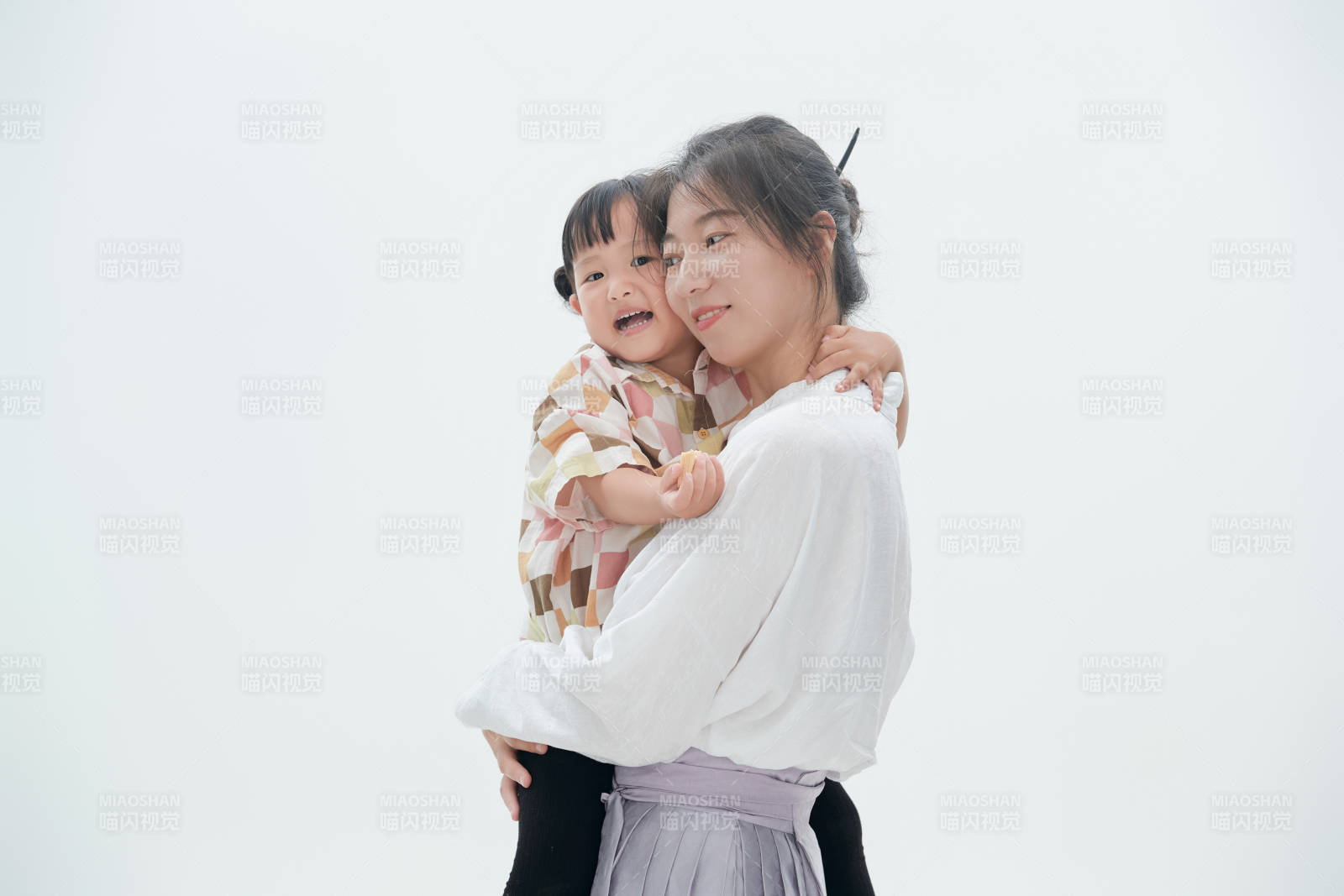 白色背景下的媽媽與可愛女兒親子人像