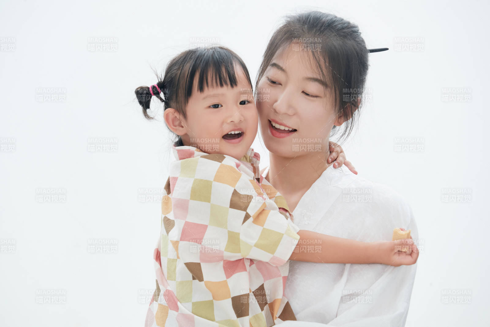 白色背景下的媽媽與可愛女兒親子人像