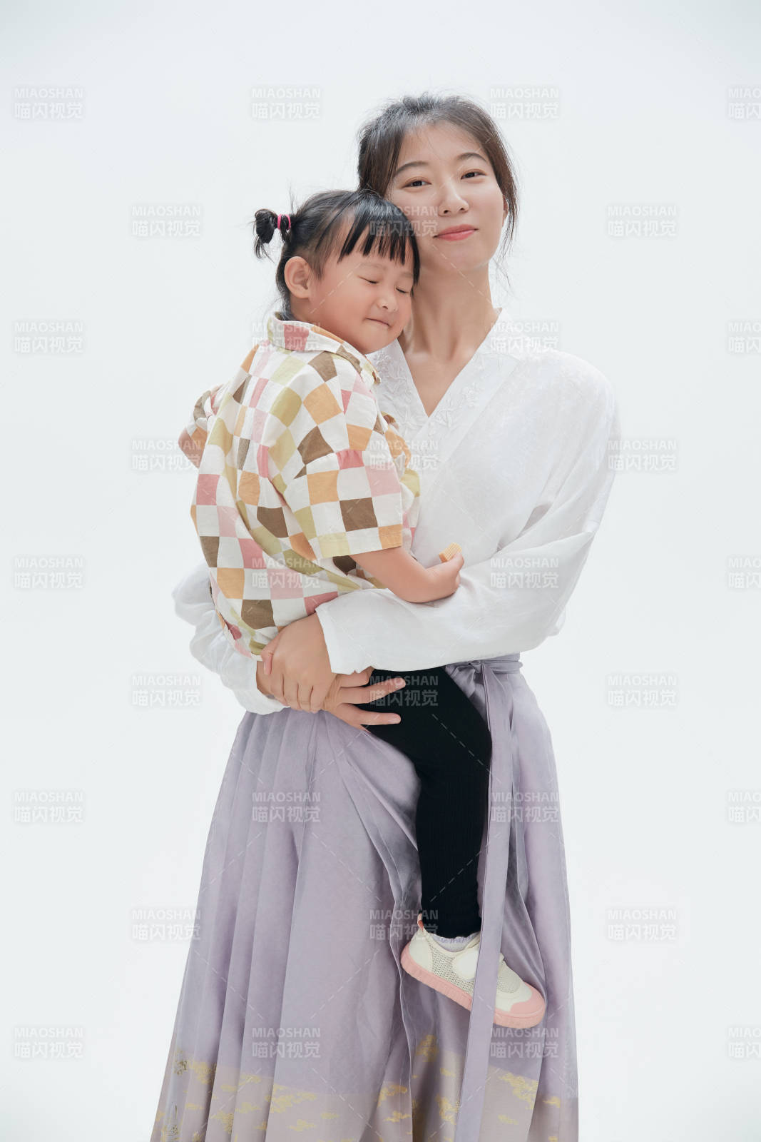 白色背景下的媽媽與可愛女兒親子人像