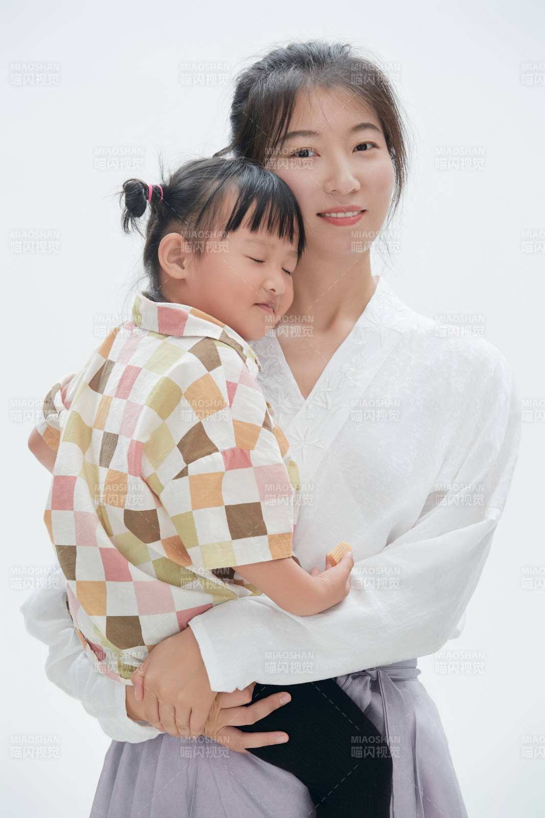 白色背景下的媽媽與可愛女兒親子人像