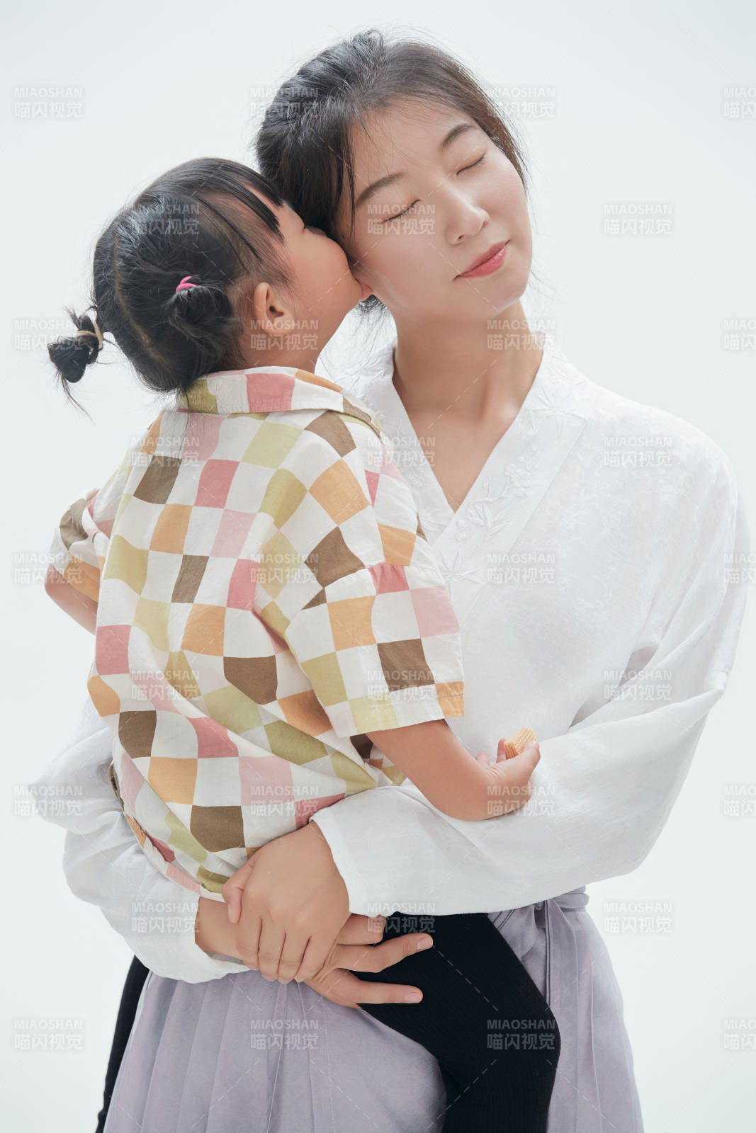 白色背景下的媽媽與可愛女兒親子人像