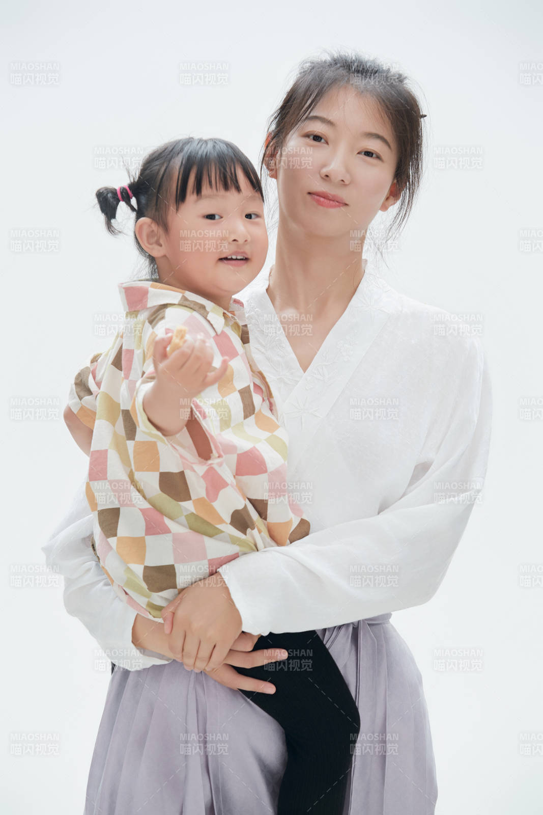 白色背景下的媽媽與可愛女兒親子人像