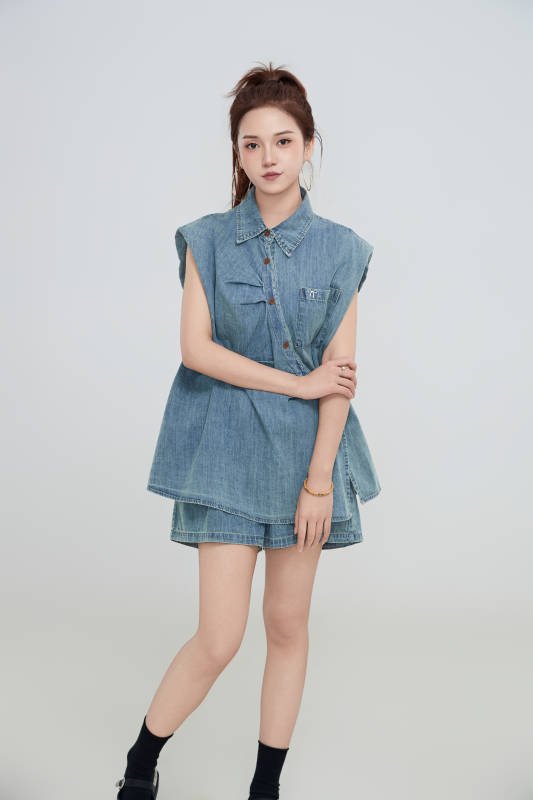 在摄影棚拍摄的青年时尚女性