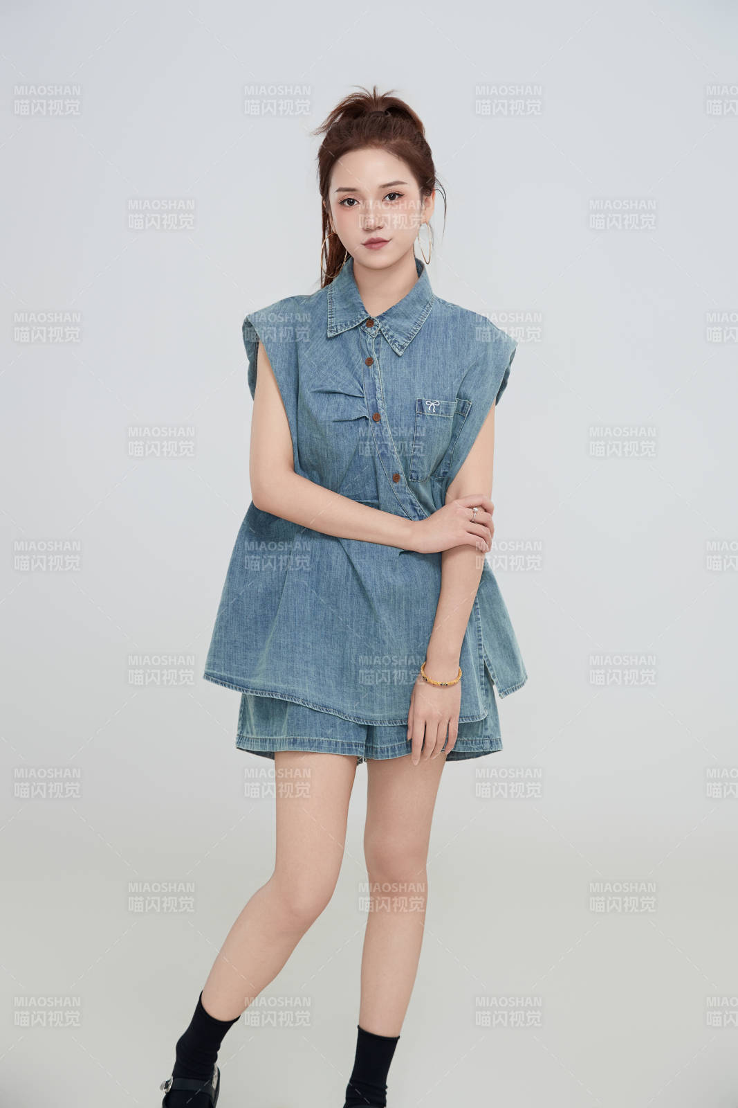 在摄影棚拍摄的青年时尚女性