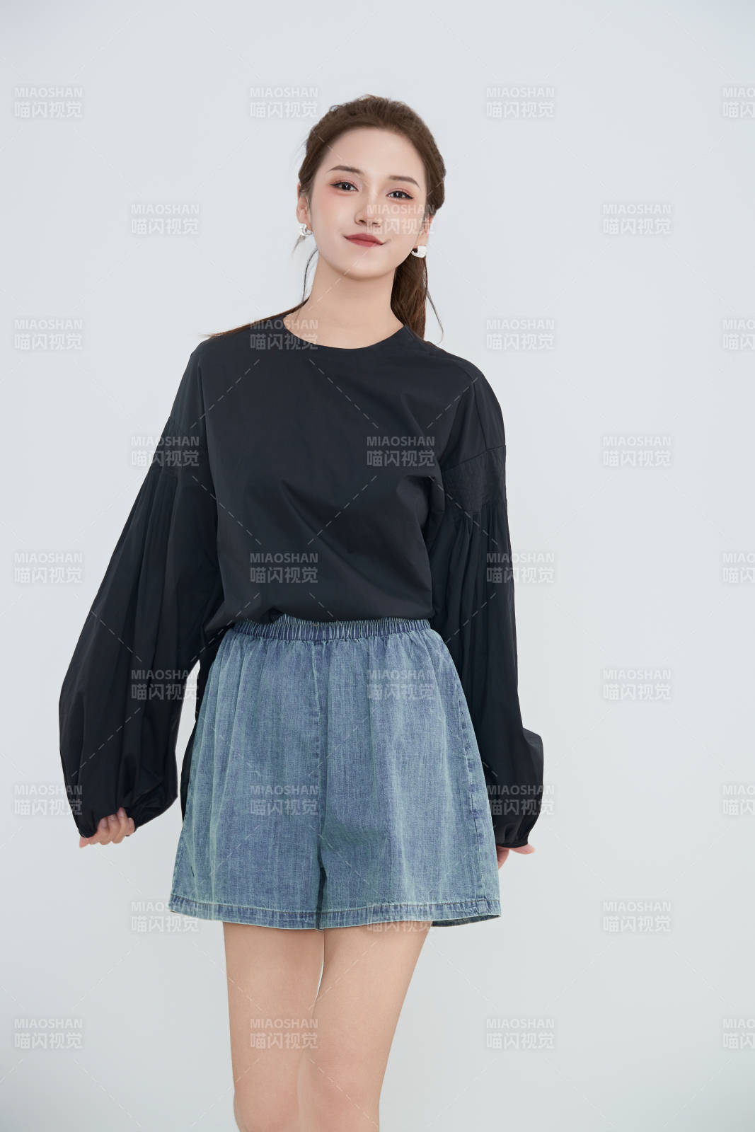 在摄影棚拍摄的青年时尚女性