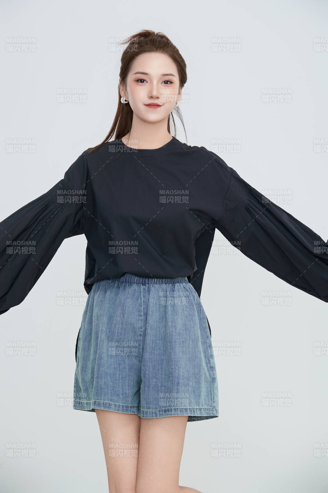 在摄影棚拍摄的青年时尚女性图片