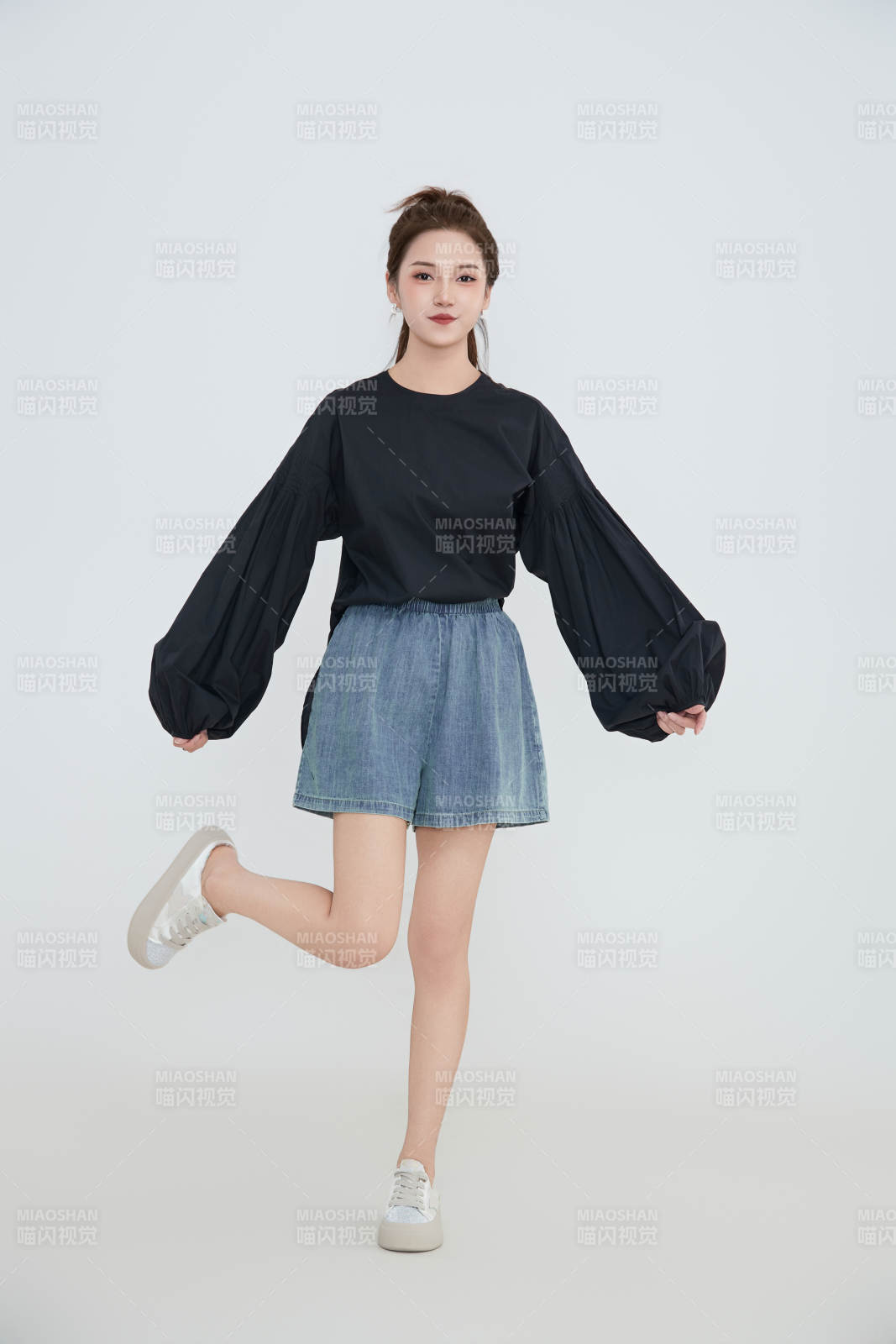 在攝影棚拍攝的青年時尚女性