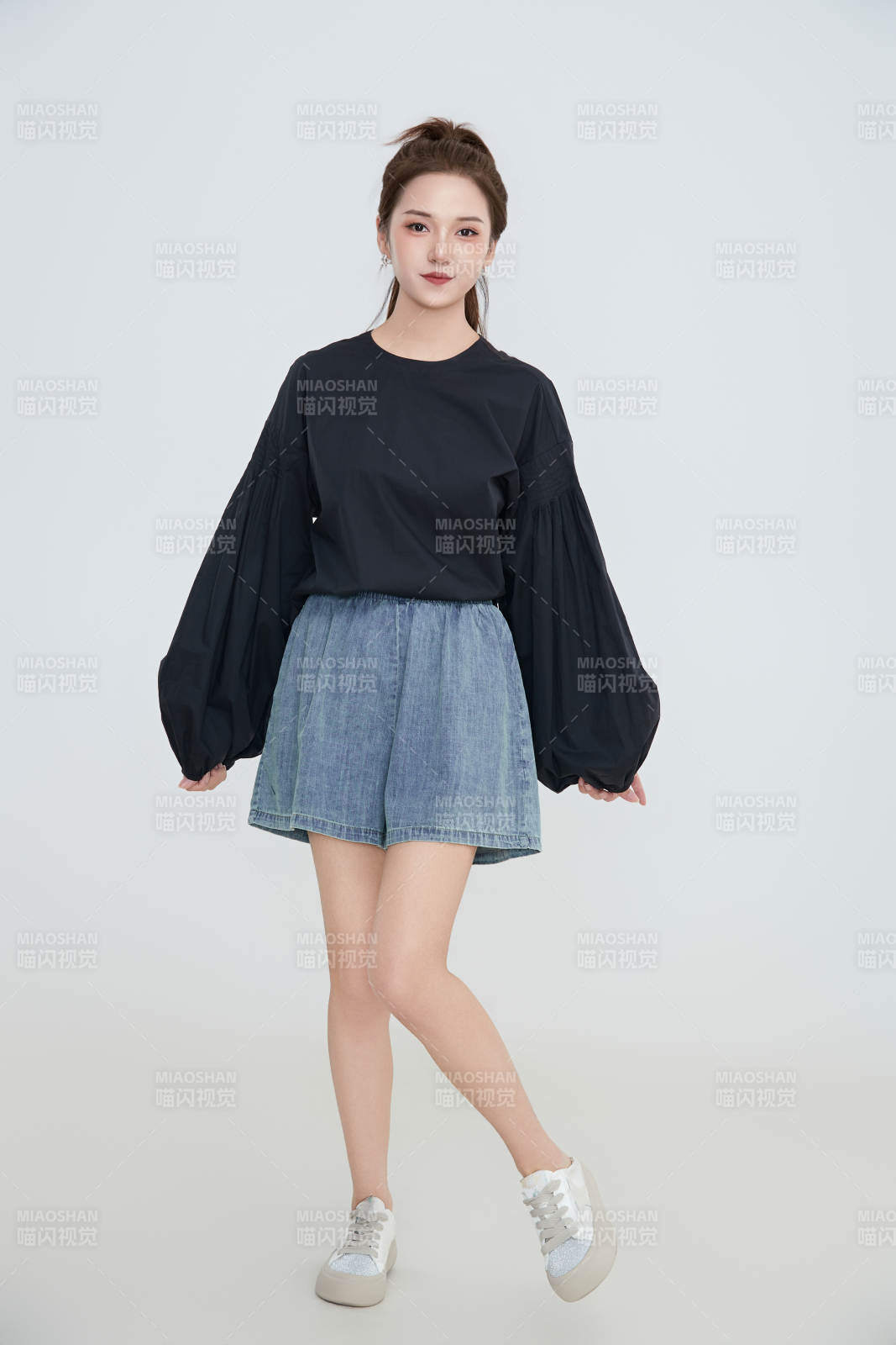 在攝影棚拍攝的青年時(shí)尚女性