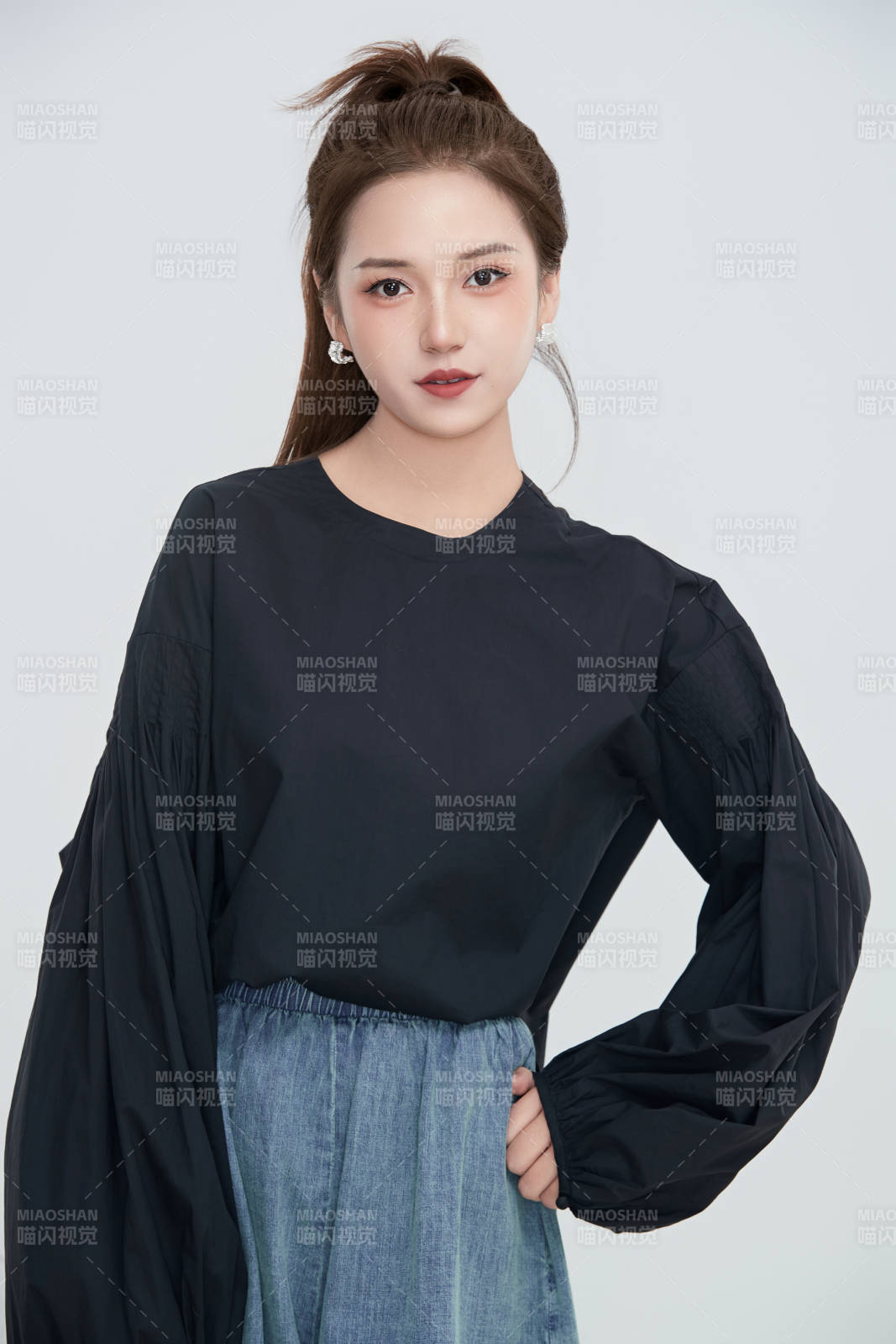 在攝影棚拍攝的青年時尚女性