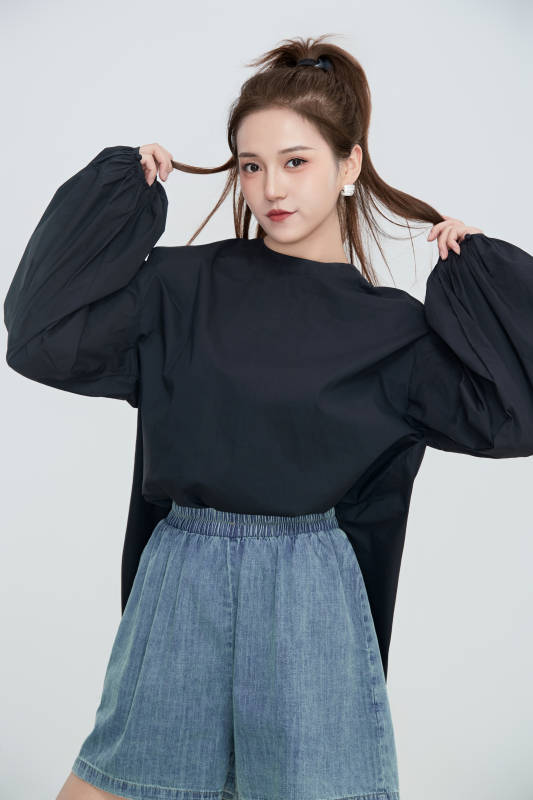 在摄影棚拍摄的青年时尚女性