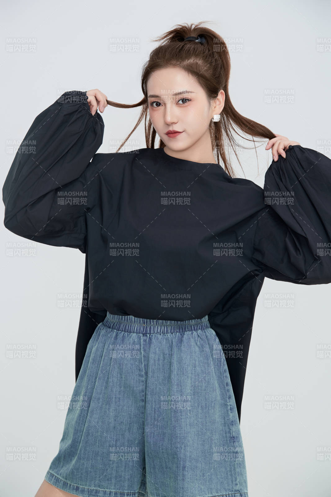 在摄影棚拍摄的青年时尚女性