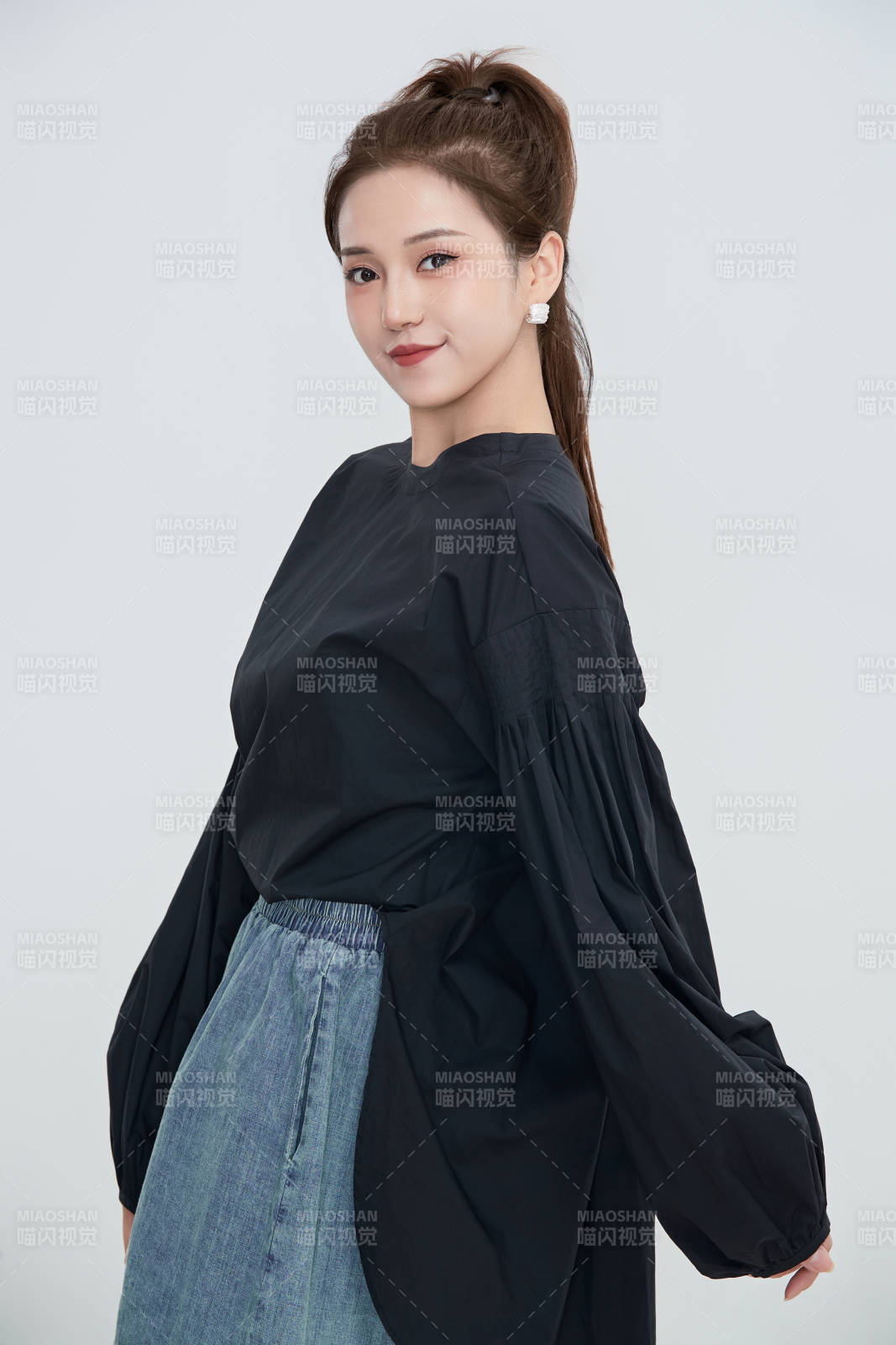 在攝影棚拍攝的青年時尚女性