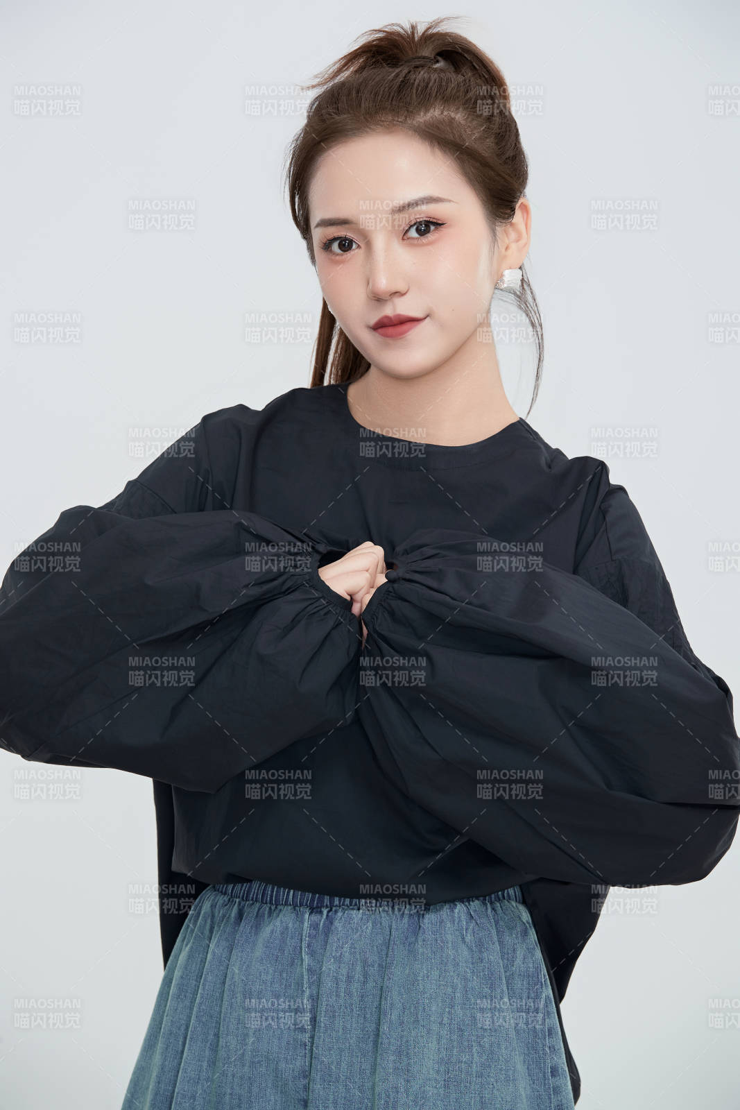 在攝影棚拍攝的青年時尚女性