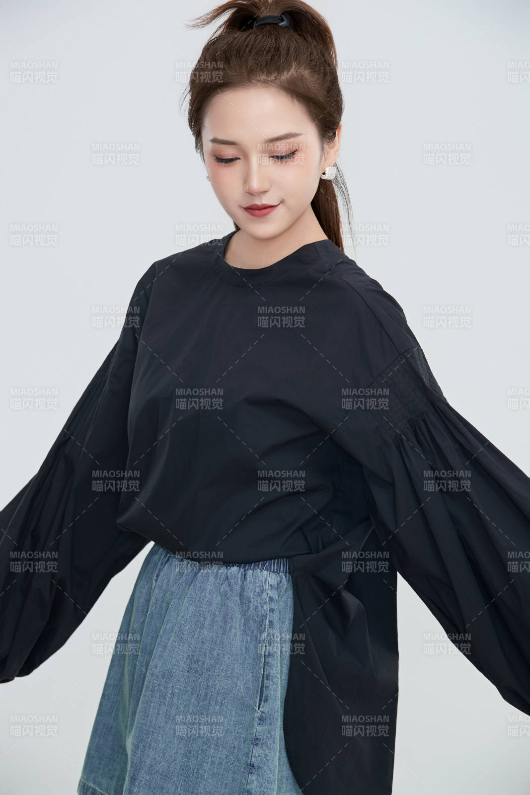 在攝影棚拍攝的青年時尚女性