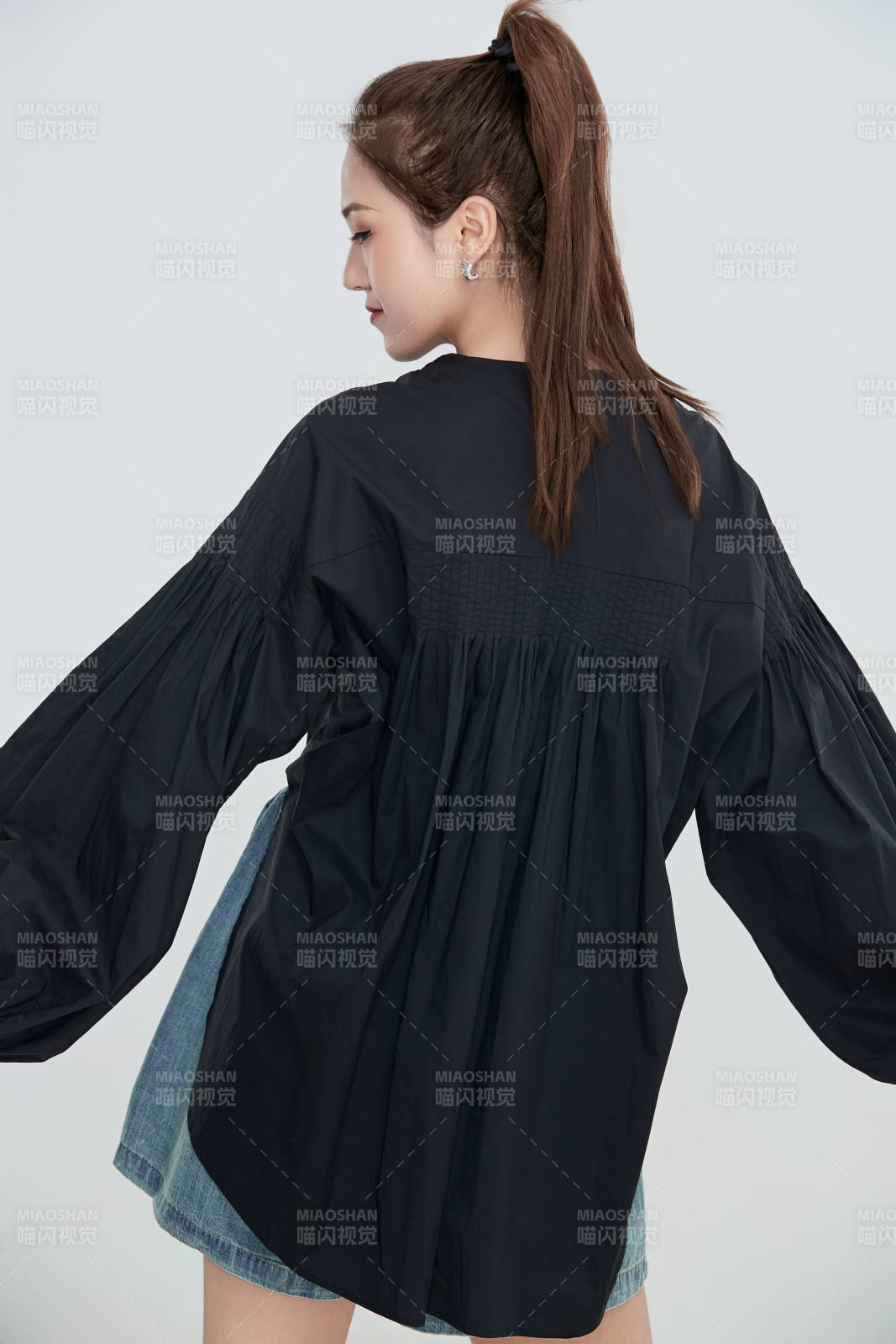 在攝影棚拍攝的青年時(shí)尚女性