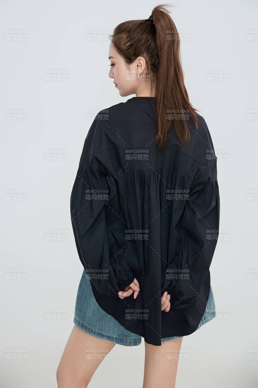 在摄影棚拍摄的青年时尚女性