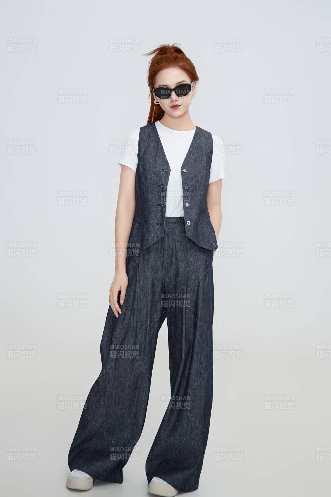 在攝影棚拍攝的青年時尚女性