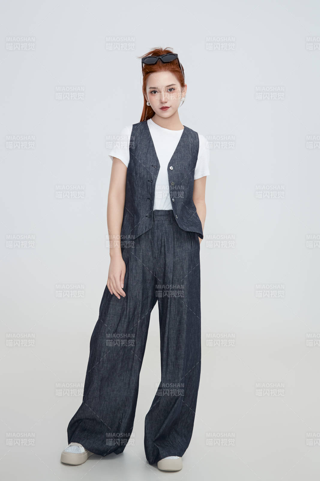 在攝影棚拍攝的青年時尚女性