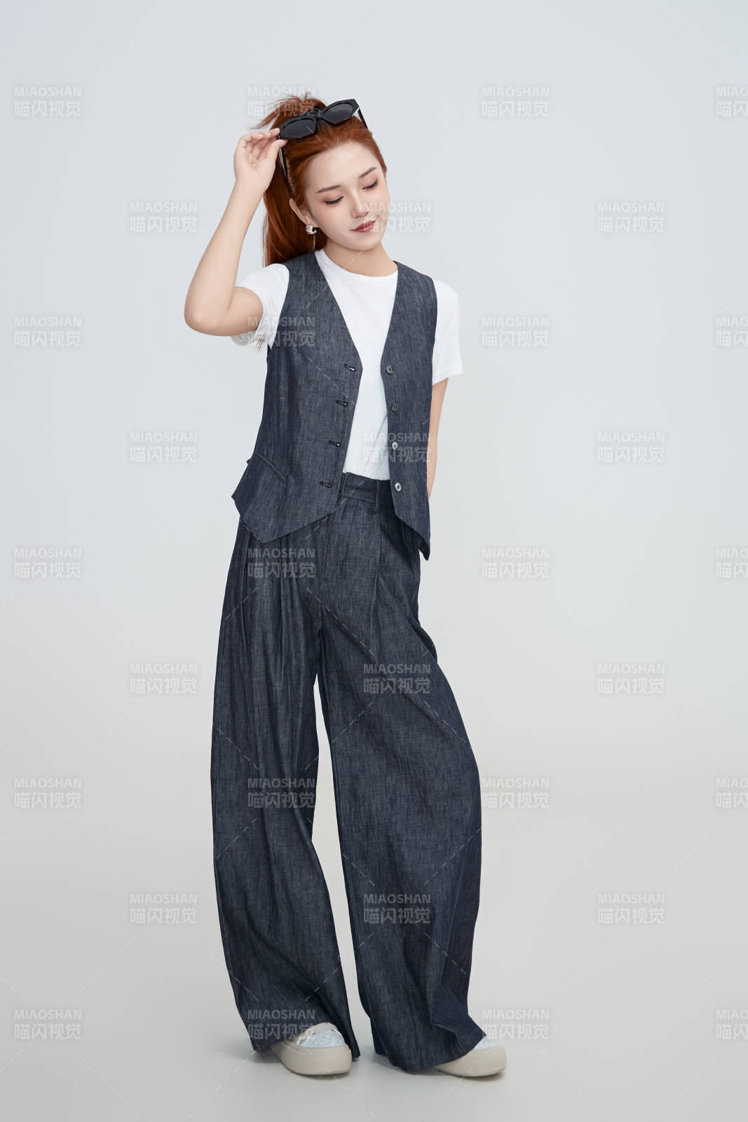 在摄影棚拍摄的青年时尚女性