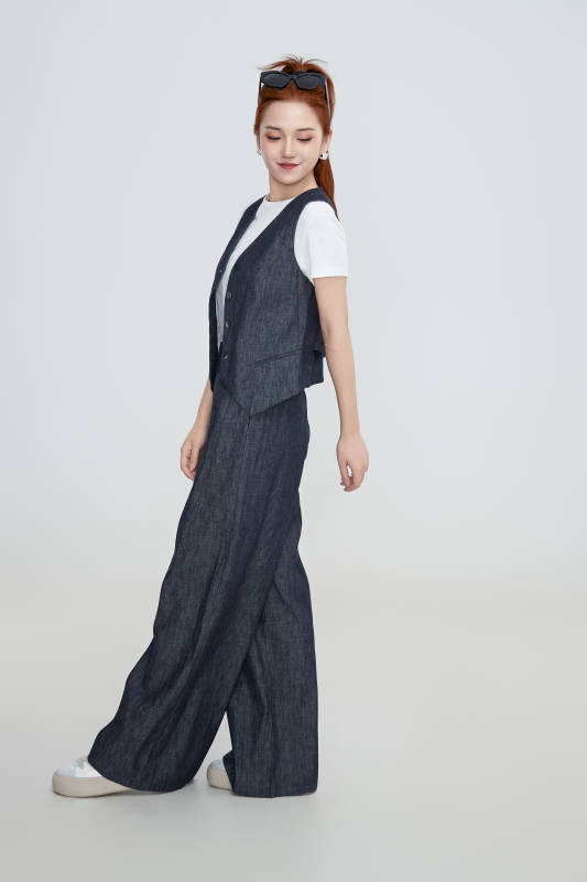 在摄影棚拍摄的青年时尚女性