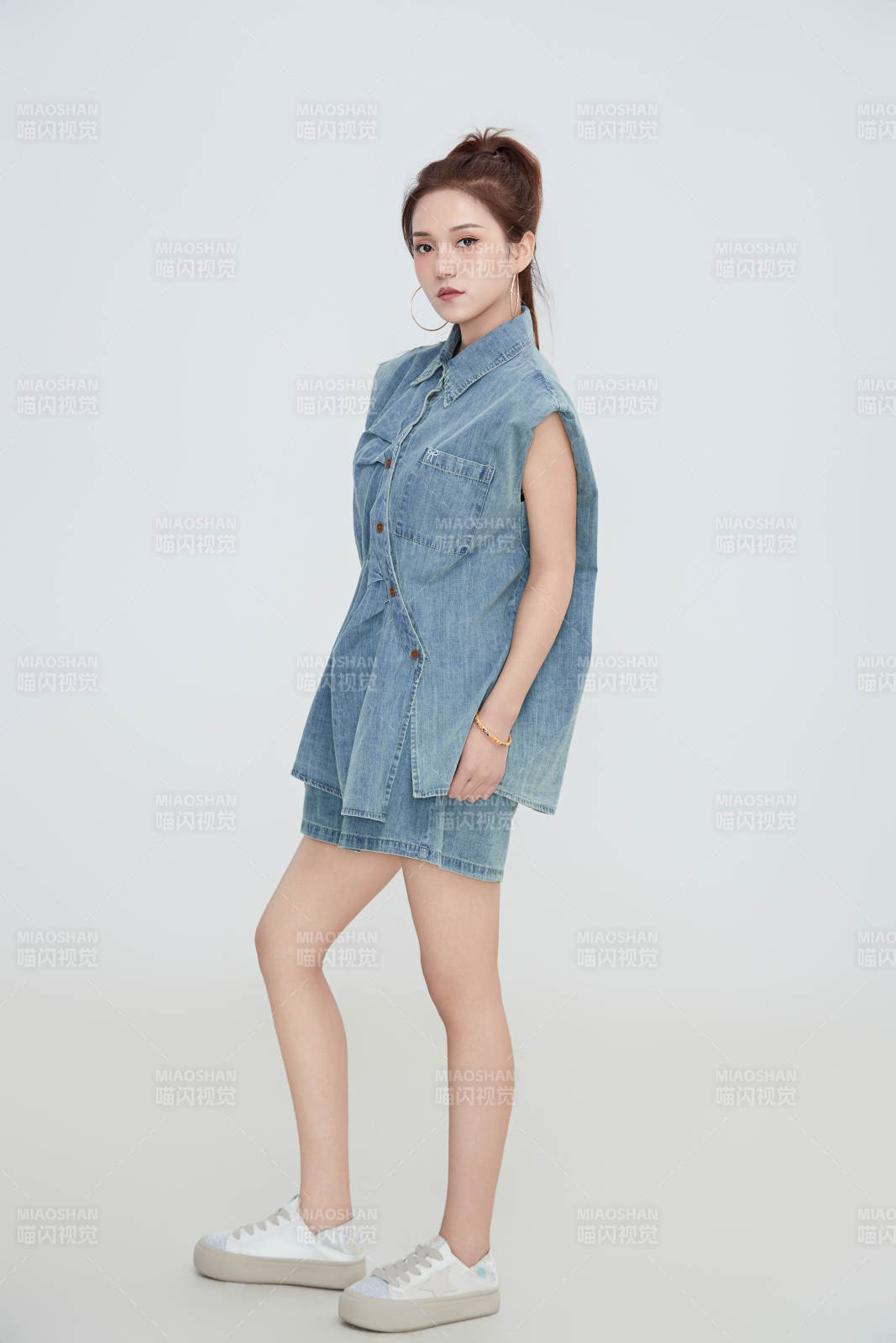 在攝影棚拍攝的青年時(shí)尚女性