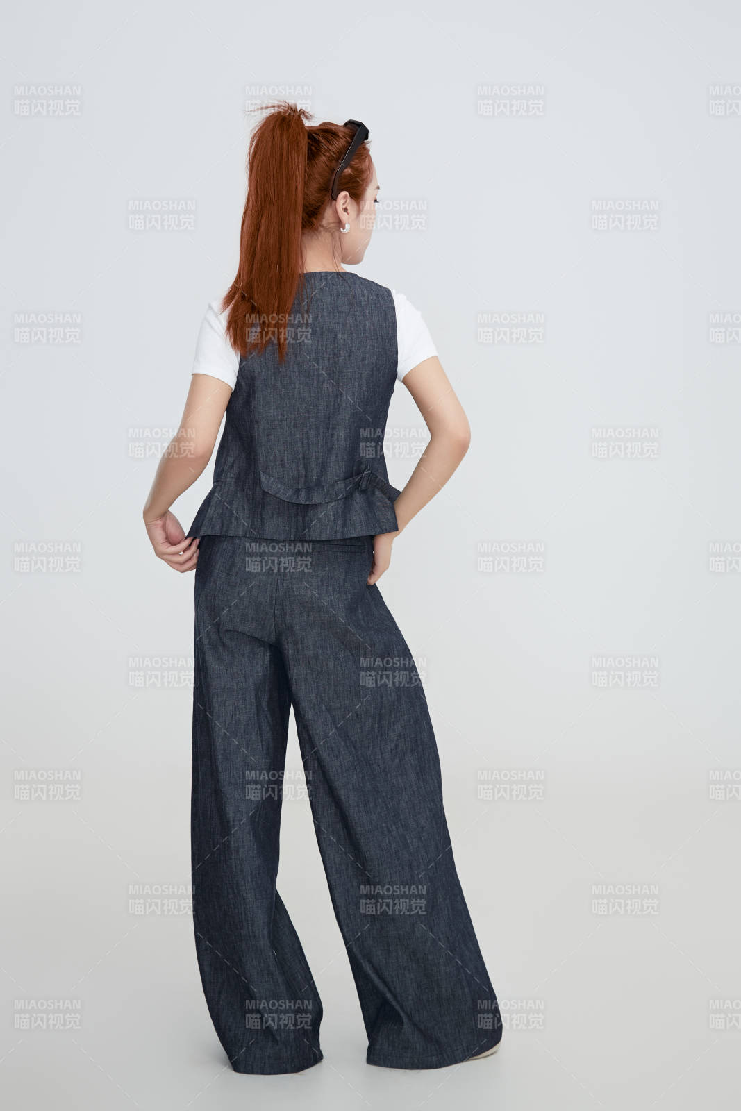 在攝影棚拍攝的青年時(shí)尚女性