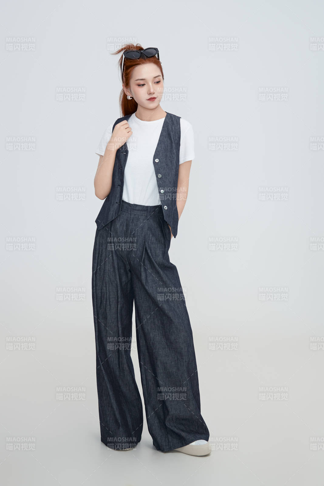 在摄影棚拍摄的青年时尚女性