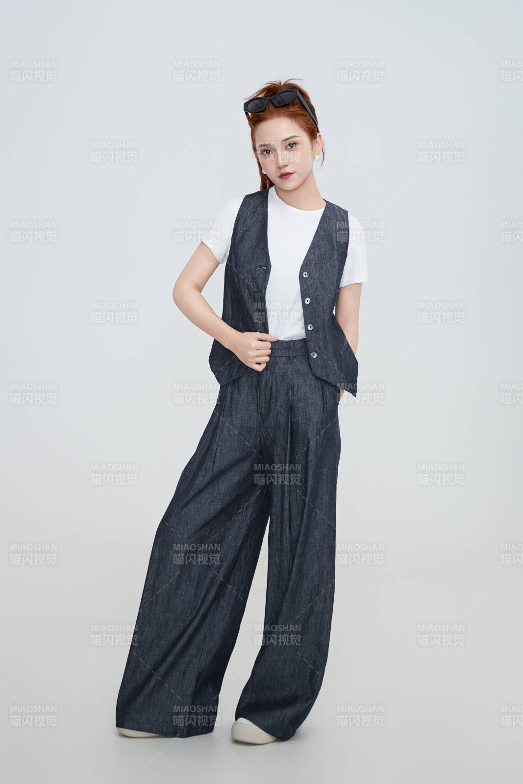 在摄影棚拍摄的青年时尚女性