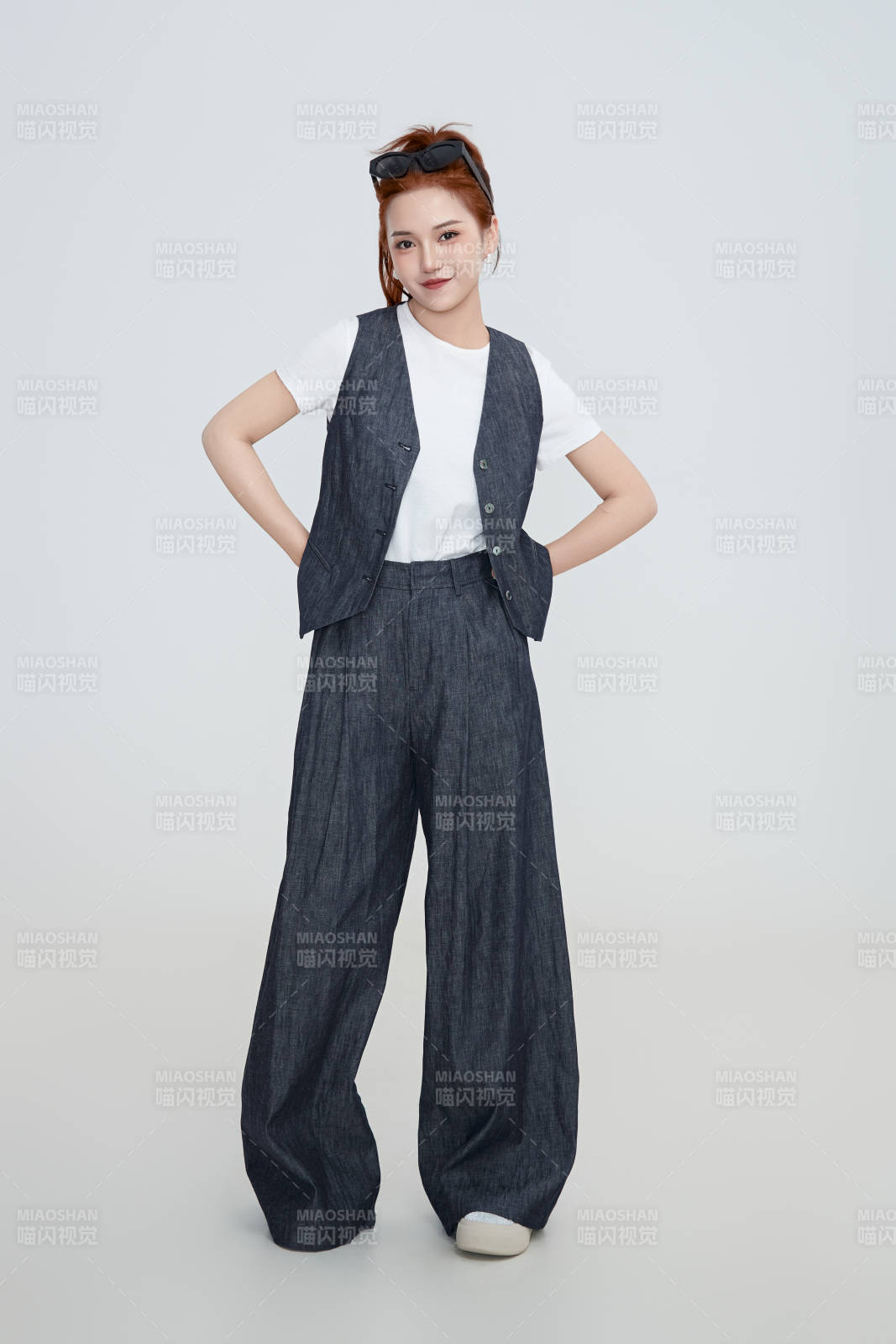 在摄影棚拍摄的青年时尚女性