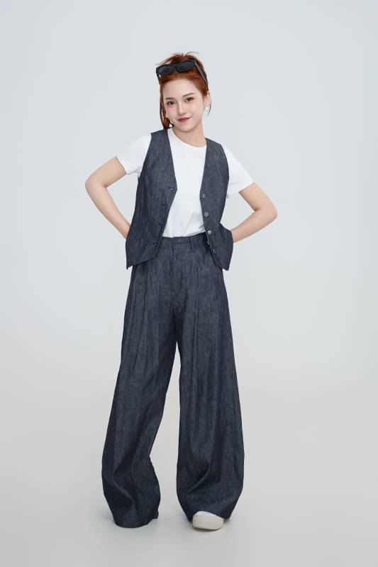 在摄影棚拍摄的青年时尚女性