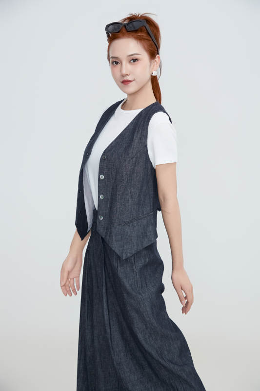 在摄影棚拍摄的青年时尚女性