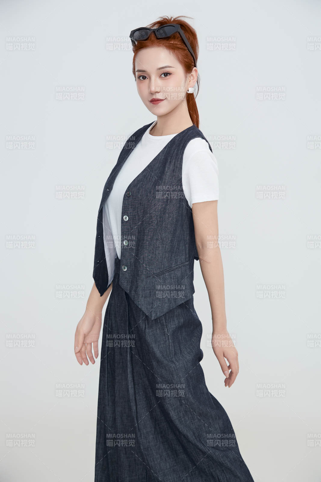 在摄影棚拍摄的青年时尚女性