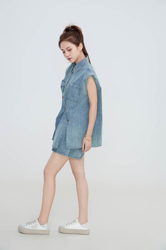 在摄影棚拍摄的青年时尚女性