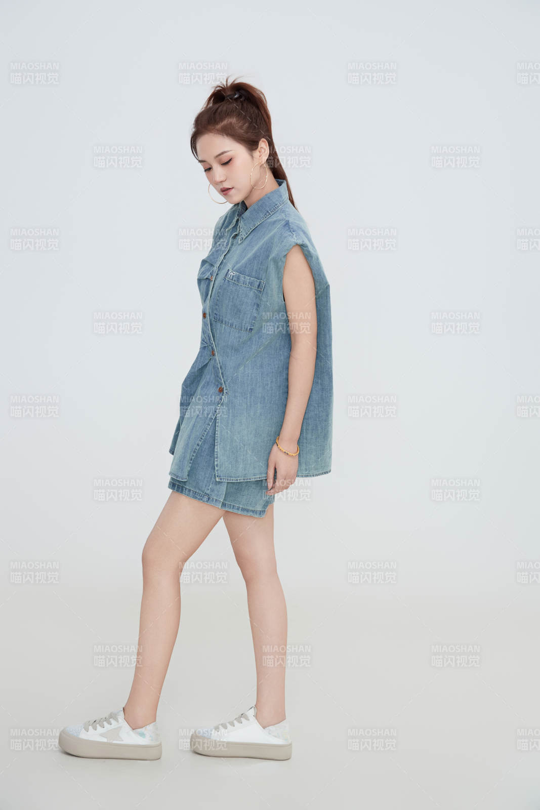 在摄影棚拍摄的青年时尚女性