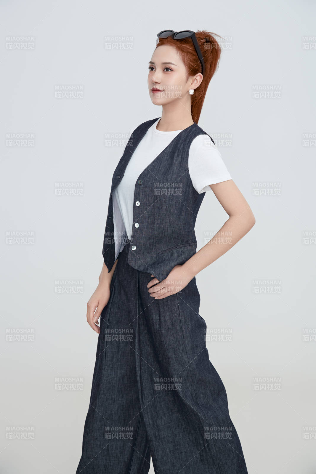 在攝影棚拍攝的青年時尚女性