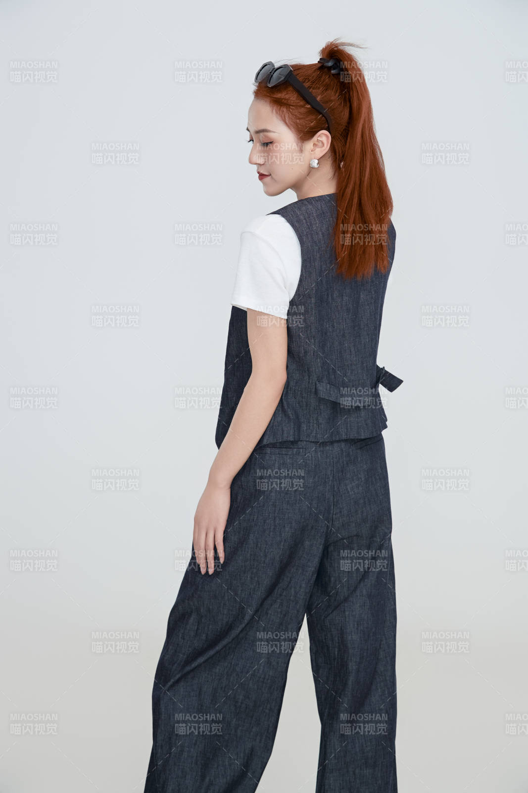 在摄影棚拍摄的青年时尚女性