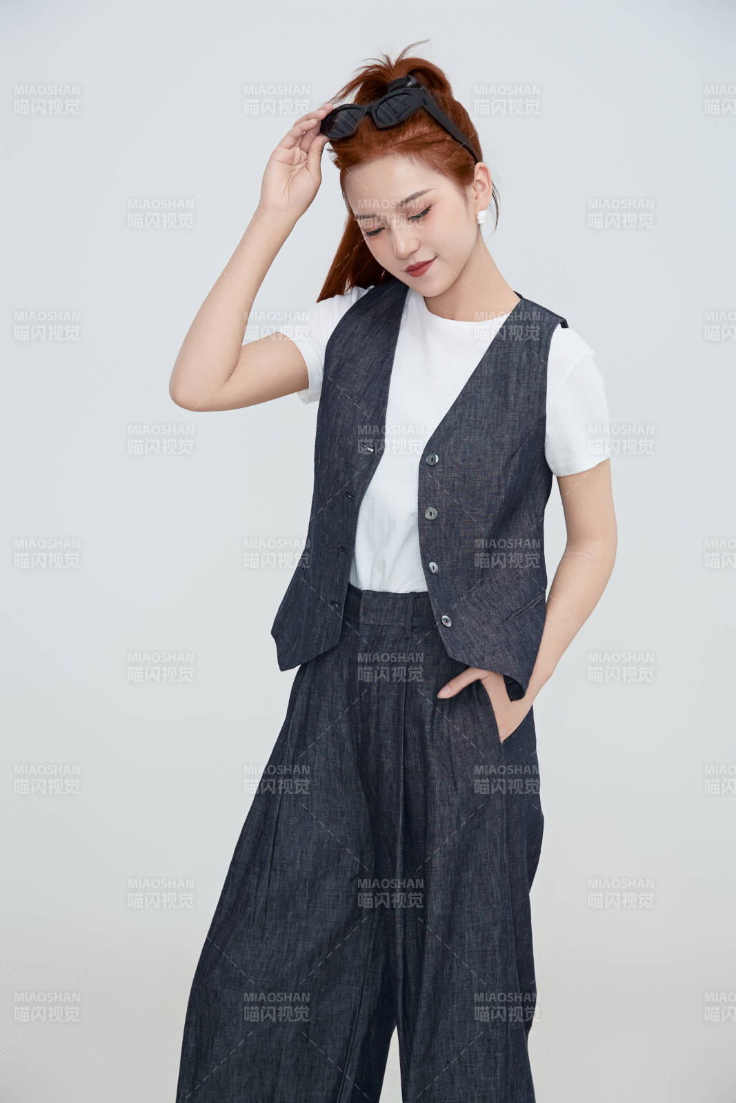 在攝影棚拍攝的青年時尚女性