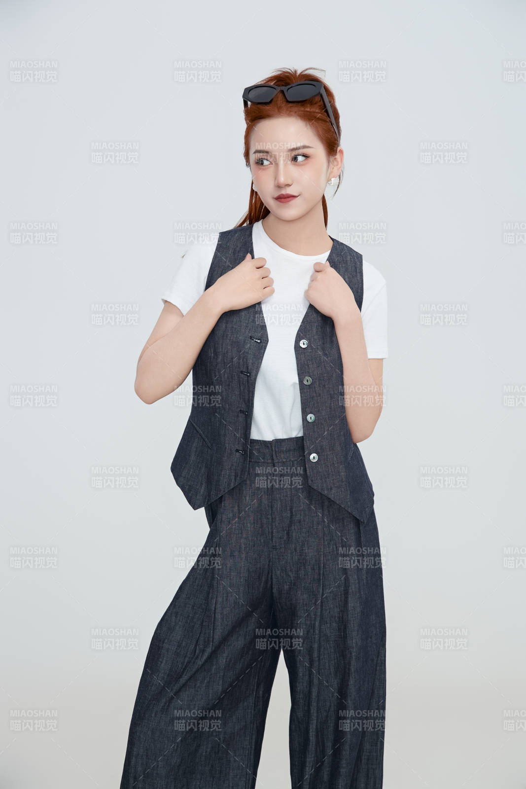 在摄影棚拍摄的青年时尚女性