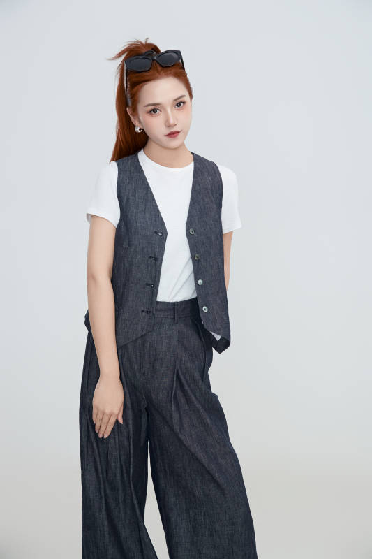 在摄影棚拍摄的青年时尚女性