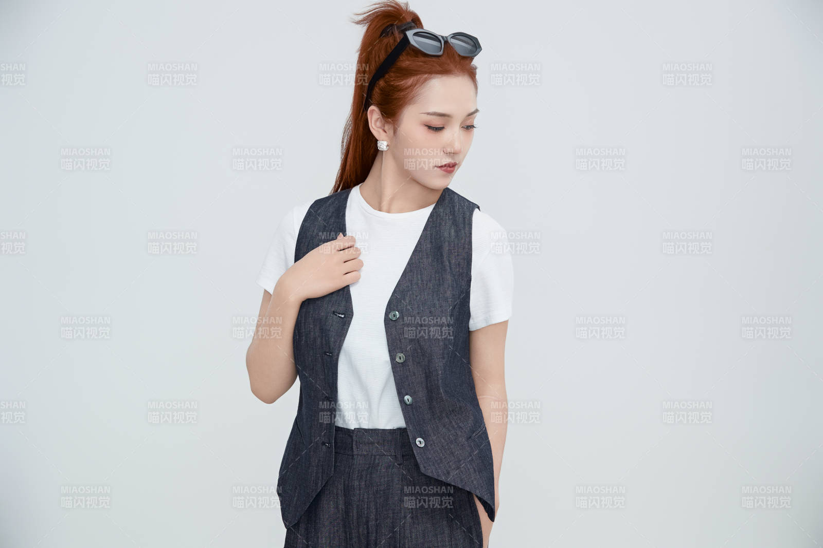 在攝影棚拍攝的青年時(shí)尚女性