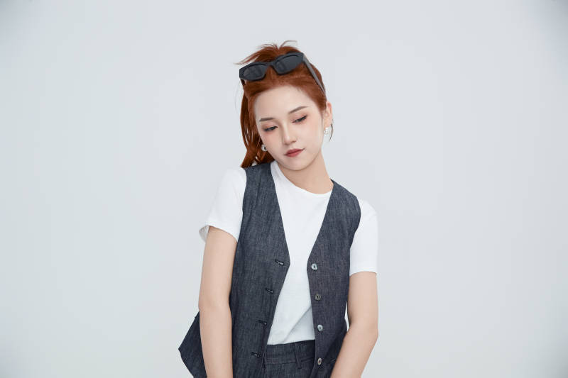 在摄影棚拍摄的青年时尚女性