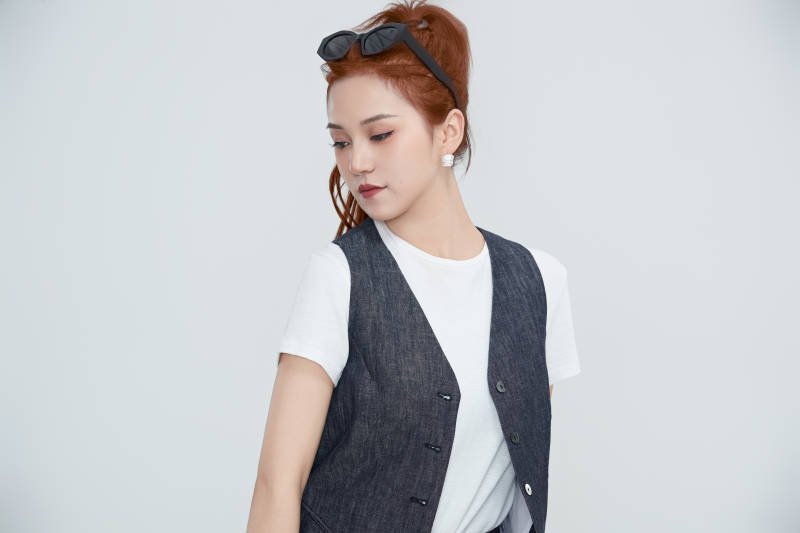 在摄影棚拍摄的青年时尚女性