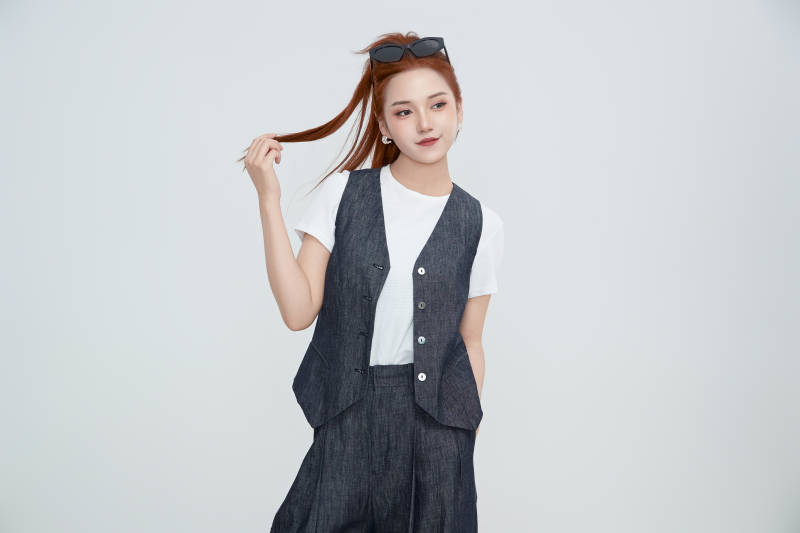 在摄影棚拍摄的青年时尚女性