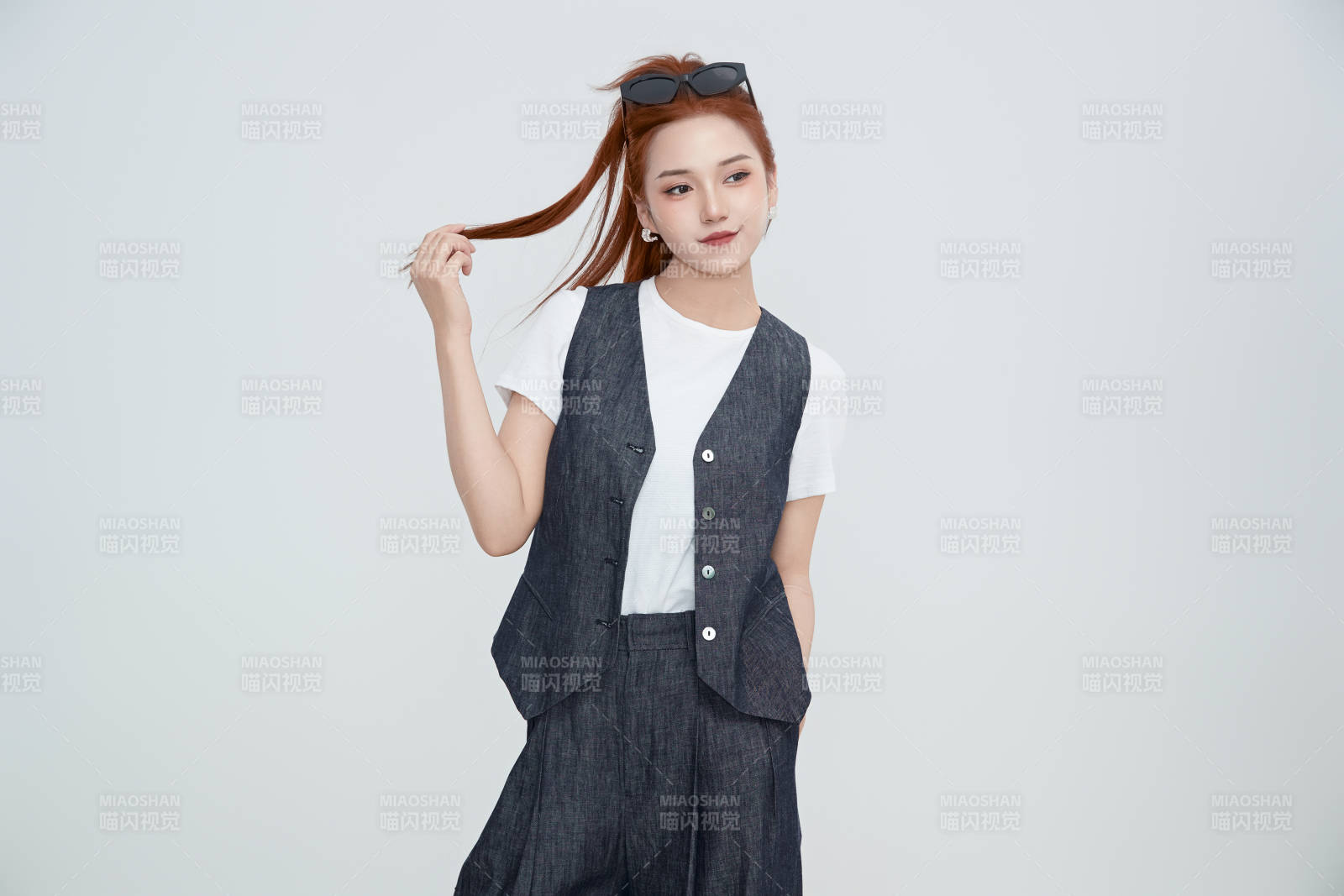 在摄影棚拍摄的青年时尚女性