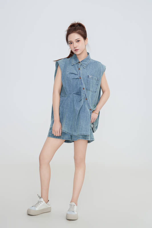 在摄影棚拍摄的青年时尚女性