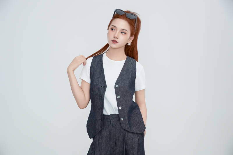 在摄影棚拍摄的青年时尚女性