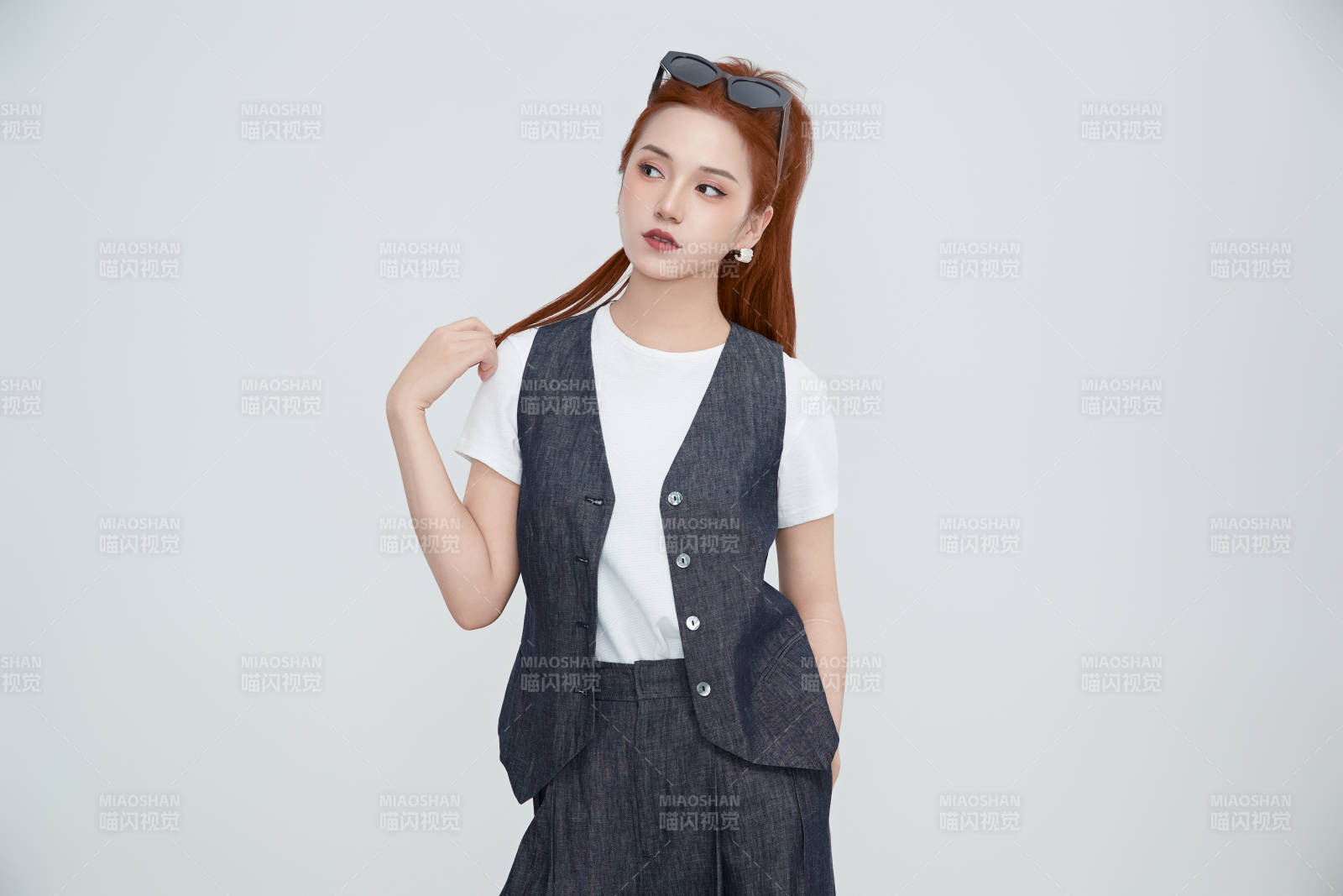 在摄影棚拍摄的青年时尚女性