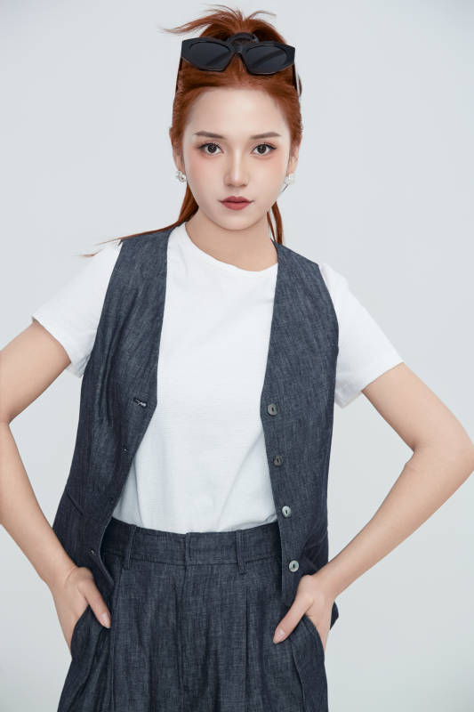 在摄影棚拍摄的青年时尚女性