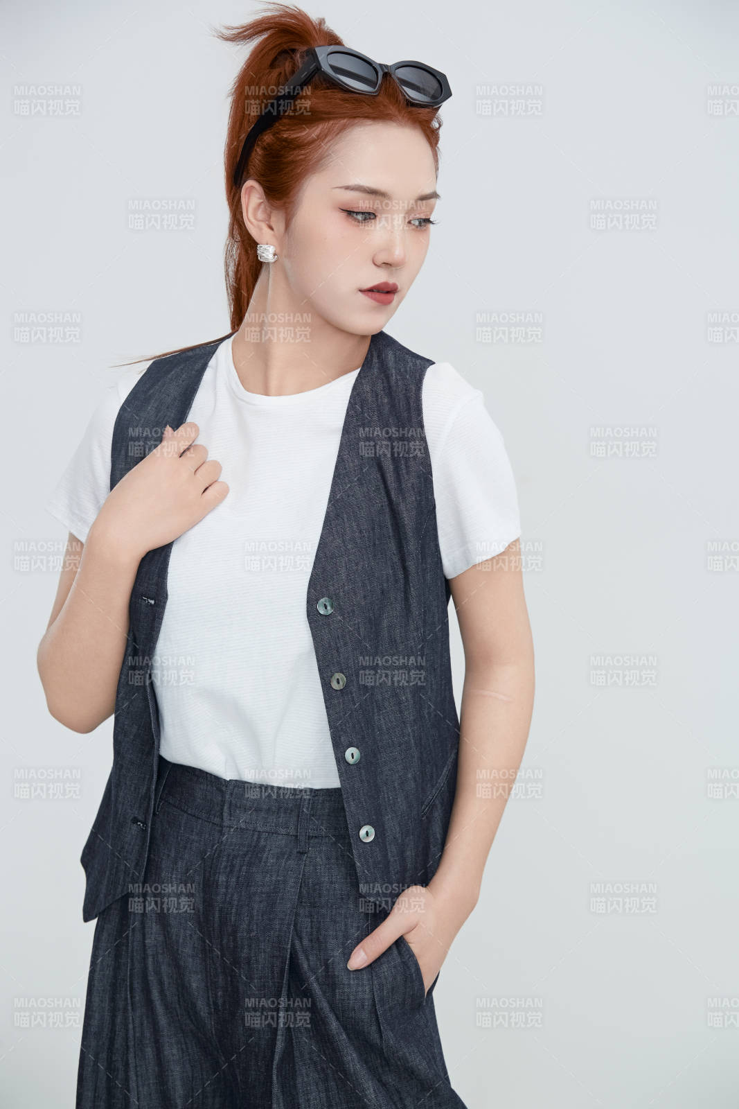 在摄影棚拍摄的青年时尚女性